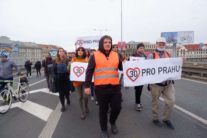 Pochod aktivistů za trvalé snížení rychlosti. Snímek z pražské magistrály. 13. 4. 2023