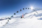 Kaat De Malscheová: Mistr světa na snowboardu Seppe Smits předvádí své jezdecké umění ve švýcarském Saas-Fee (2016).