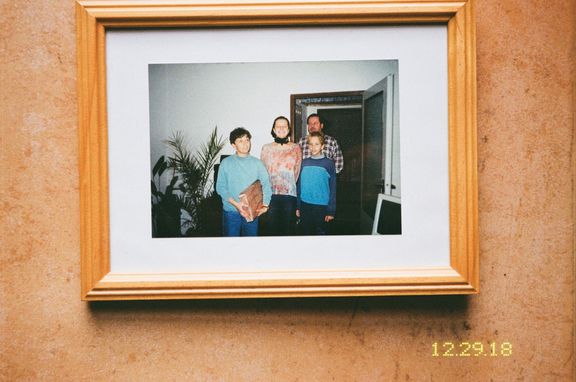 Marie Tomanová: Family Picture c. 1997, 2018. Snímek z cyklu It Was Once My Universe.
