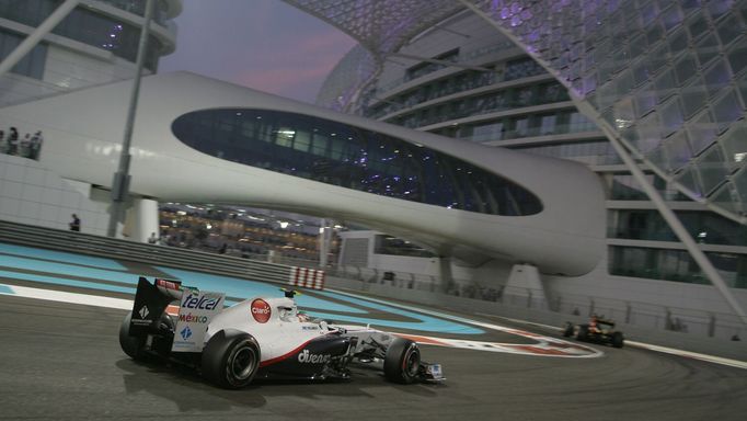 Sergio Pérez v Sauberu na trati Yas Marina.