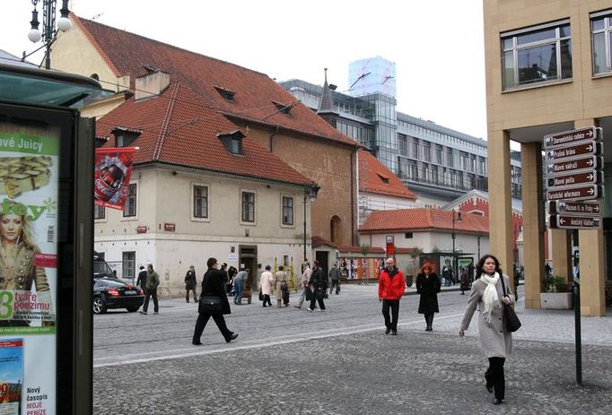 Dřívějším majitelem tohoto pozemku byla armáda, která zde vybudovala kasárenský komplex a prostorné stáje. V kasárnách sloužil i Josef Kajetán Tyl, který zde složil českou hymnu.