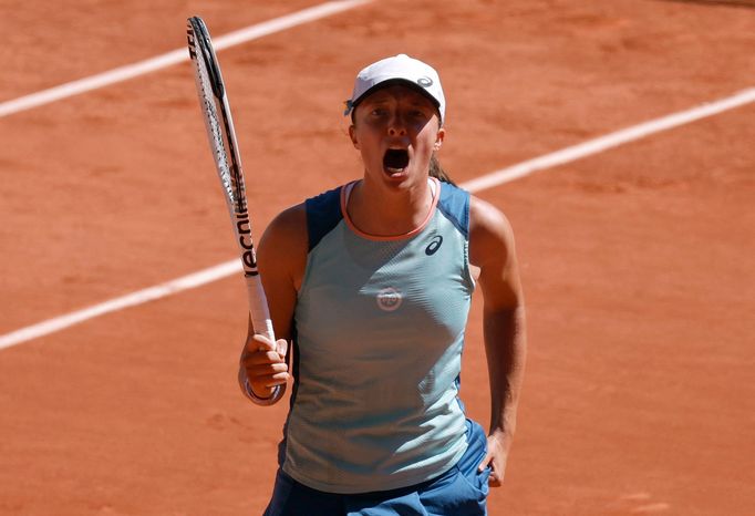 Tennis - French Open - Roland Garros, Paris, France - June 2, 2022  Poland's Iga Swiatek celebrates winning her semi final match against Russia's Daria Kasatkina REUTERS/