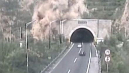 Čtyřicetimetrový útes se zřítil na dálniční tunel. Dvě auta do něj ještě stihla vjet