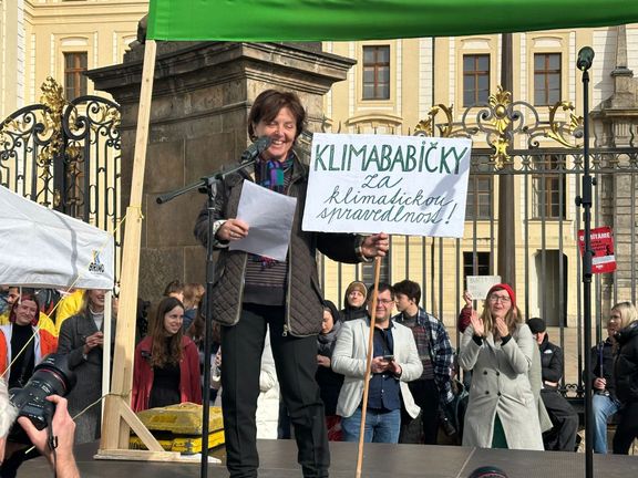 Za Klimababičky vystoupila Anna Hradilková, která se před rokem 1989 podílela na založení známé ekologické organizace Pražské matky.