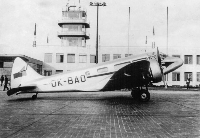 Letoun ČSA  Airspeed Envoy AS6 na letišti v Praze-Ruzyni. Nedatováno. Fotografie z historie ČSA, které v říjnu 2023 oslavily výročí 100 let své existence.