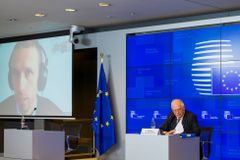 Novinář pronikl na videokonferenci ministrů obrany EU. Heslo uhádl díky fotografii