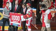 Před zápasem převzal slávistický bek Petr Kadlec dres u příležitosti svého 1000. extraligového zápasu...