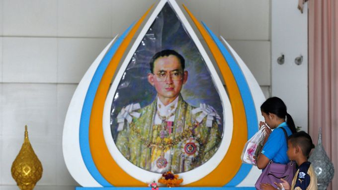 Portrét thajského krále Pchúmipchona Adundéta.
