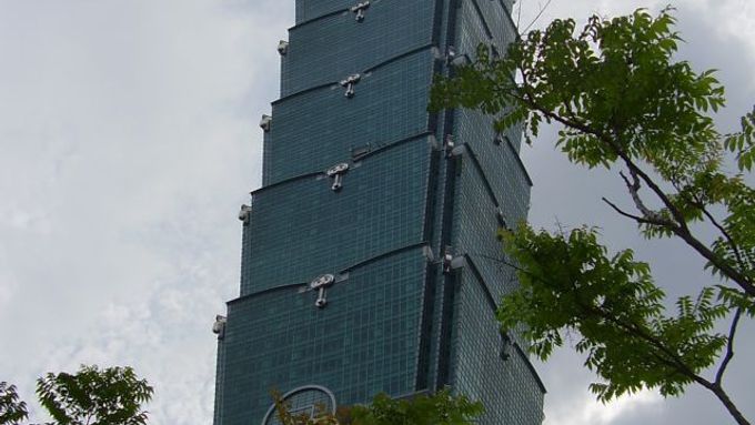 Taipei 101 je nejvyšší budovou světa. Číslo 101 označuje počet pater. Ve stavbě je zavěšena 660 tun těžká koule, které má tlumit výkyvy a stabilizovat budovu při zemětřesení.