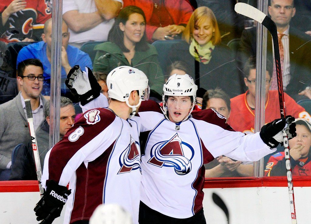 Český hokejista Jan Hejda (vlevo) a Američan Matt Duchene z Colorada Avalanche slaví gól v utkání NHL 2011/12.