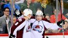 Český hokejista Jan Hejda (vlevo) a Američan Matt Duchene z Colorada Avalanche slaví gól v utkání NHL 2011/12.