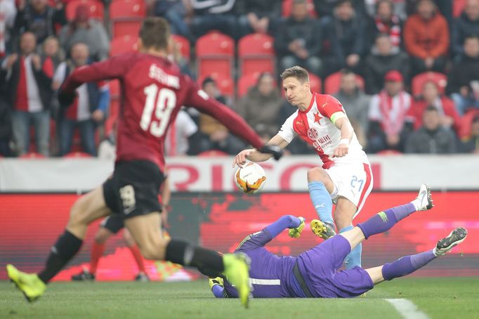 Florin Nita a Milan Škoda v zápase 28. ligového kola Slavia - Sparta