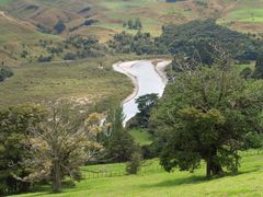 Řeka Puhoi, po které v maorských kánoích připluli osadníci