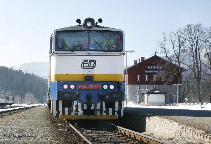 Brejlovec. Motorovou lokomotivu 754 vyráběl na konci 70. let podnik ČKD. Jezdí do dneška. Jako brejlovec se označuje i její předchůdkyně, lokomotiva 753, vyráběná již od konce 60. let. Svou přezdívku dostala podle svého charakteristického vzhledu čela, které se podobá brýlím.