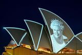 Po úmrtí britské královny Alžběty II. osvítila budovu Opery v Sydney tvář panovnice. Austrálie je součástí Commonwealthu a britská královská rodina stojí formálně v jejím čele.
