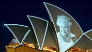 Po úmrtí britské královny Alžběty II. osvítila budovu Opery v Sydney tvář panovnice. Austrálie je součástí Commonwealthu a britská královská rodina stojí formálně v jejím čele.