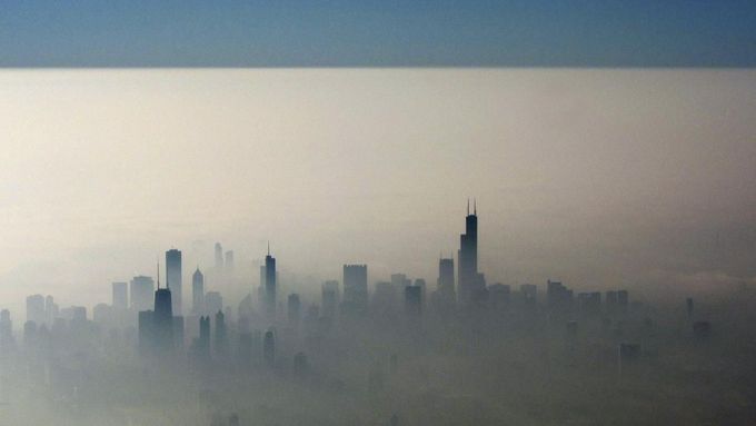 Americké město Chicago zahalené ve smogu na fotografii z roku 2012.