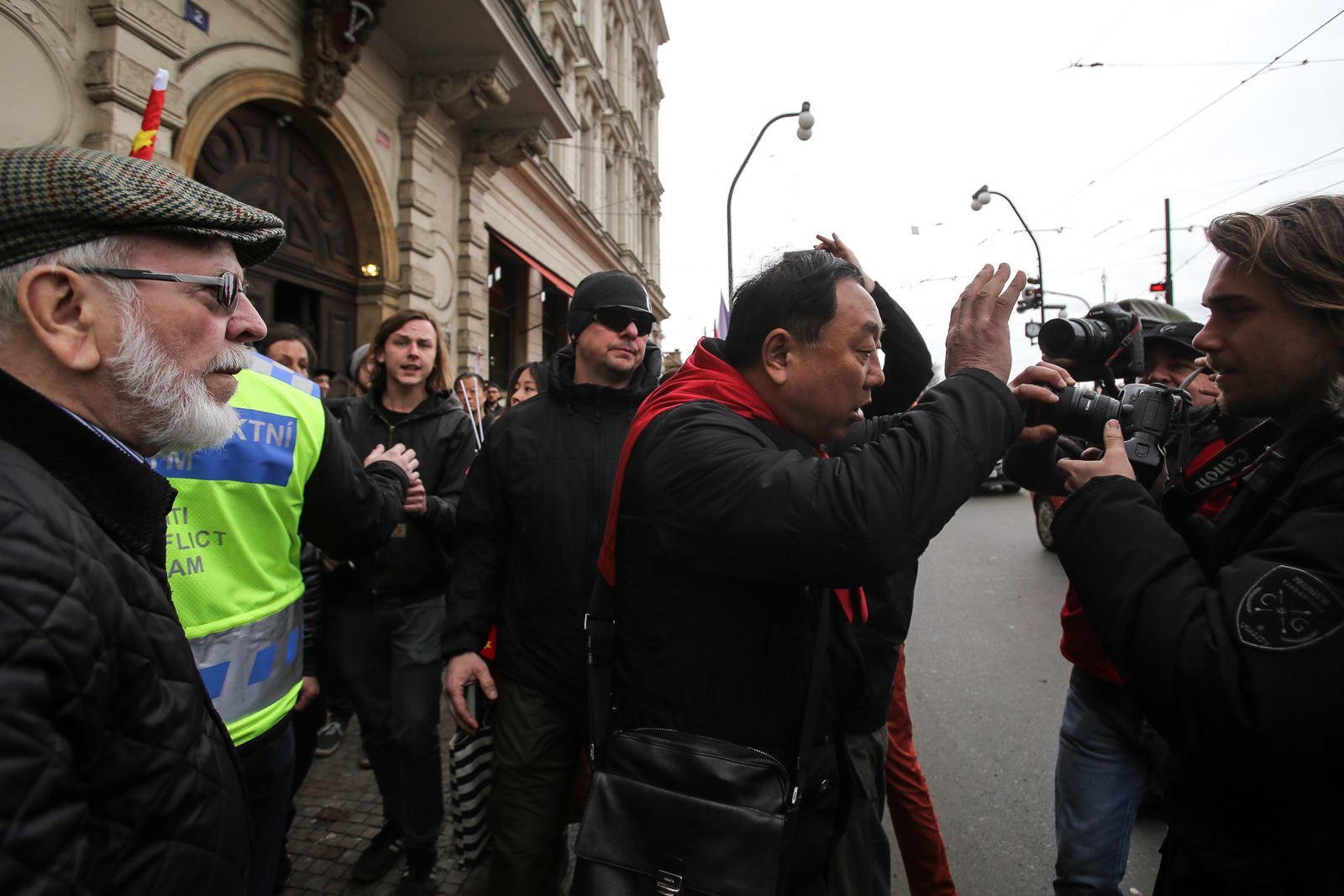 Pro a proti čínští demonstranti u Národního divadla