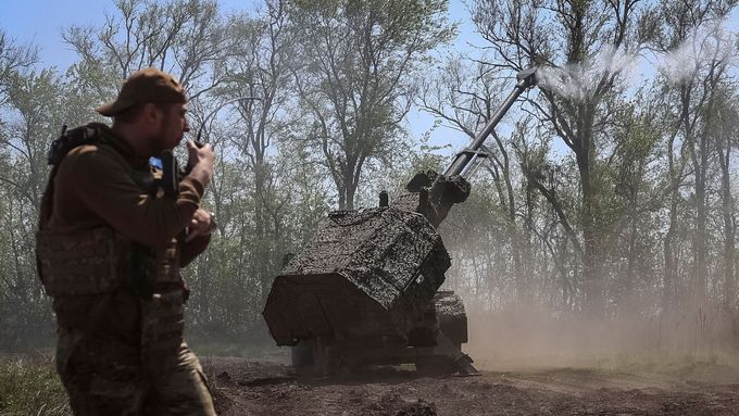Voják 43. brigády ukrajinské armády stojí u samohybné houfnice Archer, Záporožská oblast, 24. dubna 2025.