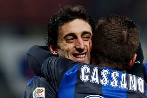 Diego Milito a Antonio Cassano slaví branku
