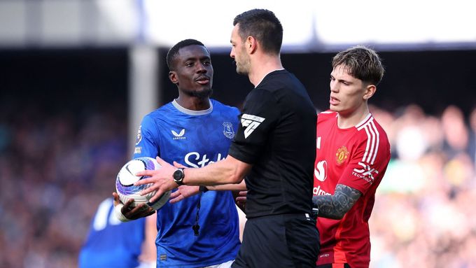 Záložník Evertonu Idrissa Gueye diskutuje s rozhodčím Andrewem Madleyem.