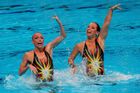 Soutěže v synchronizovaném plavání dvojic se účastnily také Češky Soňa Bernardová a Alžběta Dufková.