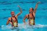 Soutěže v synchronizovaném plavání dvojic se účastnily také Češky Soňa Bernardová a Alžběta Dufková.