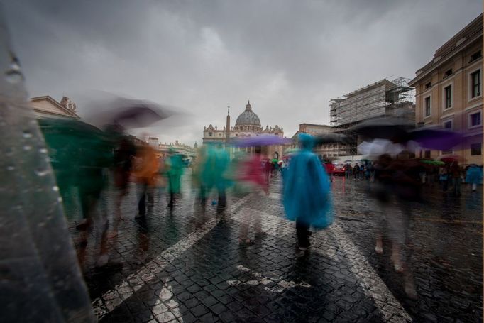 Cenu Canon Junior Awards získal TOMÁŠ BINTER (Travel Digest) za sérii Vatikánský déšť skrápí věřící na nedělním požehnání nově zvoleného papeže Františka.