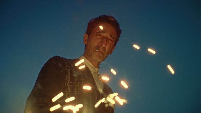 Film Brutalista promítají česká kina od tohoto čtvrtka.