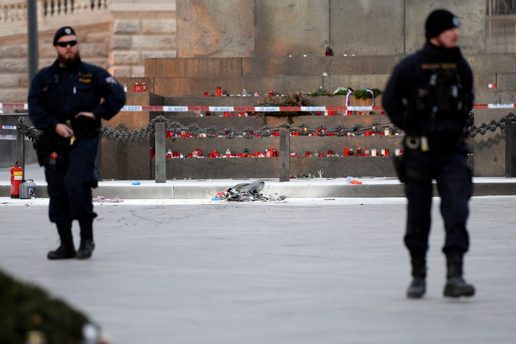 Policisté na Václavském náměstí v Praze, kde záchranáři 18. ledna 2019 odpoledne zasahovali u popáleného muže. / Václavské náměstí / Upálení