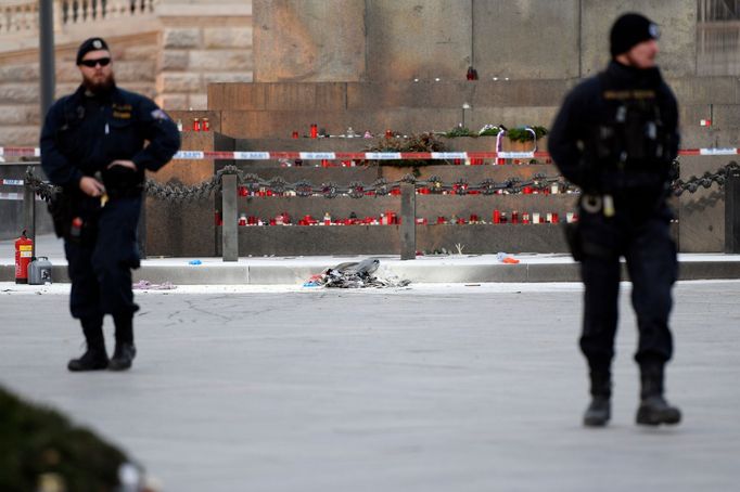 Policisté na Václavském náměstí v Praze, kde záchranáři 18. ledna 2019 odpoledne zasahovali u popáleného muže.