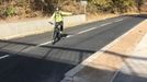 Když jede cyklista Bulovkou dolů, musí překřížit vozovku a najet na chodník, až pak se dostne pod viaduktem k přechodu.