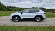 Na délku má SUV 4720 mm a mezi nápravami 2704 mm. Na prostoru uvnitř je to znát.