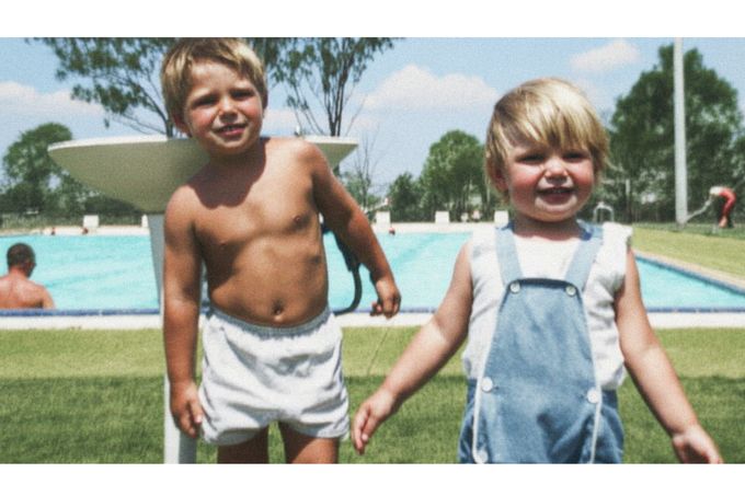 Cheryl Grimmer (vpravo) s jedním z bratrů u bazénu v Austrálii. Snímek byl pořízen mezi lety 1968 a 1970, krátce před jejím únosem. Kolorováno