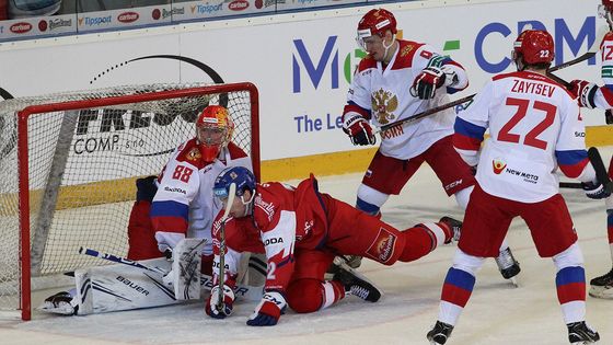 Čeští hokejisté se srdnatě vrhali do nepříjemné mlýnice před ruskou brankou, přesto nakonec soupeři podlehli 1:4