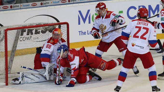 Čeští hokejisté se srdnatě vrhali do nepříjemné mlýnice před ruskou brankou, přesto nakonec soupeři podlehli 1:4