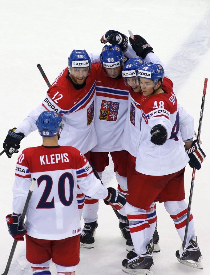 Ondrej Nemec of the Czech Republic (2nd R) celebrates a goal against the U.S. with his team mates during the second period of their men's ice hockey World Championship qu