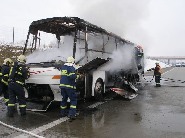 Požár autobusu na D11
