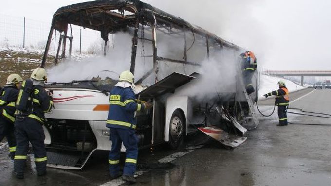Požár autobusu na D11