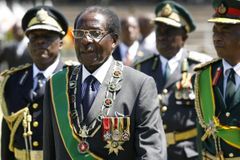 Čínská loď se zbraněmi pro Mugabeho míří domů