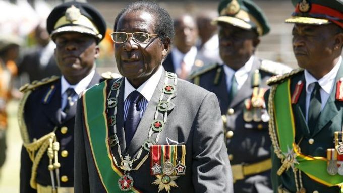 Robert Mugabe na přehlídce čestné stráže.