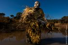 Nominace v kategorii Fotografie roku: Brent Stirton (Jižní Afrika), Getty Images - Petronella Chigumbura (30) je členkou ženské protipytlácké jednotky zvané Akashinga, neboli Odvážné. Operují v Zimbabwe.