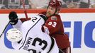 Střet Morrise a Browna v zápase Phoenix Coyotes - LA Kings