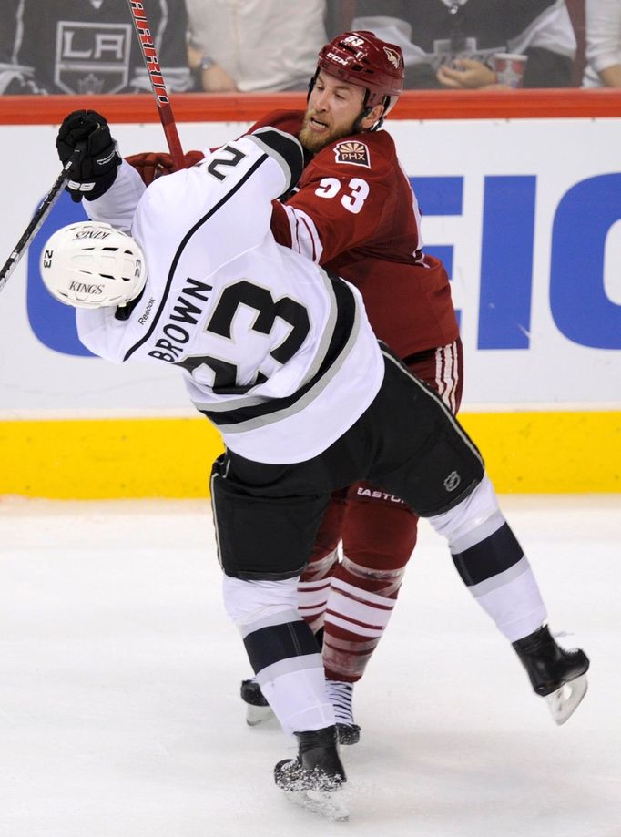 Střet Morrise a Browna v zápase Phoenix Coyotes - LA Kings