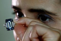 V Ženevě prodali v aukci největší čirý modrý diamant na světě za rekordních 1,2 miliardy Kč