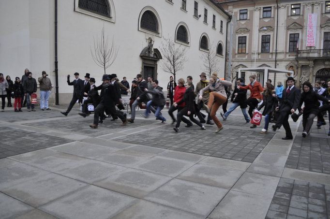 Závod o nejrychlejšího švihlého chodce vypadal kvůli všem otočkám a výkopům soutěžících místy i hodně nebezpečně.