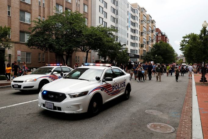 Demonstrace bělošských nacionalistů ve Washingtonu, která se konala přesně rok po násilných střetech v Charlottesville.