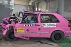 Je to "pojízdná rakev". Nárazový test 40 let starého auta má alarmující výsledek
