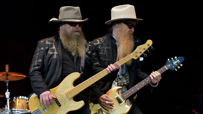 Baskytarista Dusty Hill (vlevo) a kytarista Billy Gibbons na koncertě ZZ Top roku 2016.
