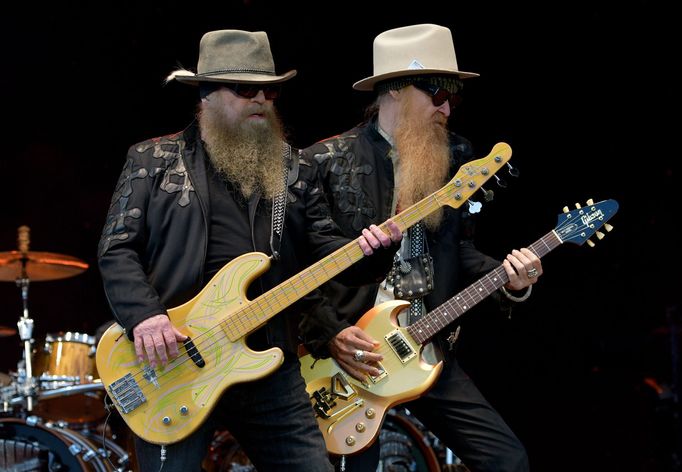 Baskytarista Dusty Hill (vlevo) a kytarista Billy Gibbons na koncertě ZZ Top roku 2016.